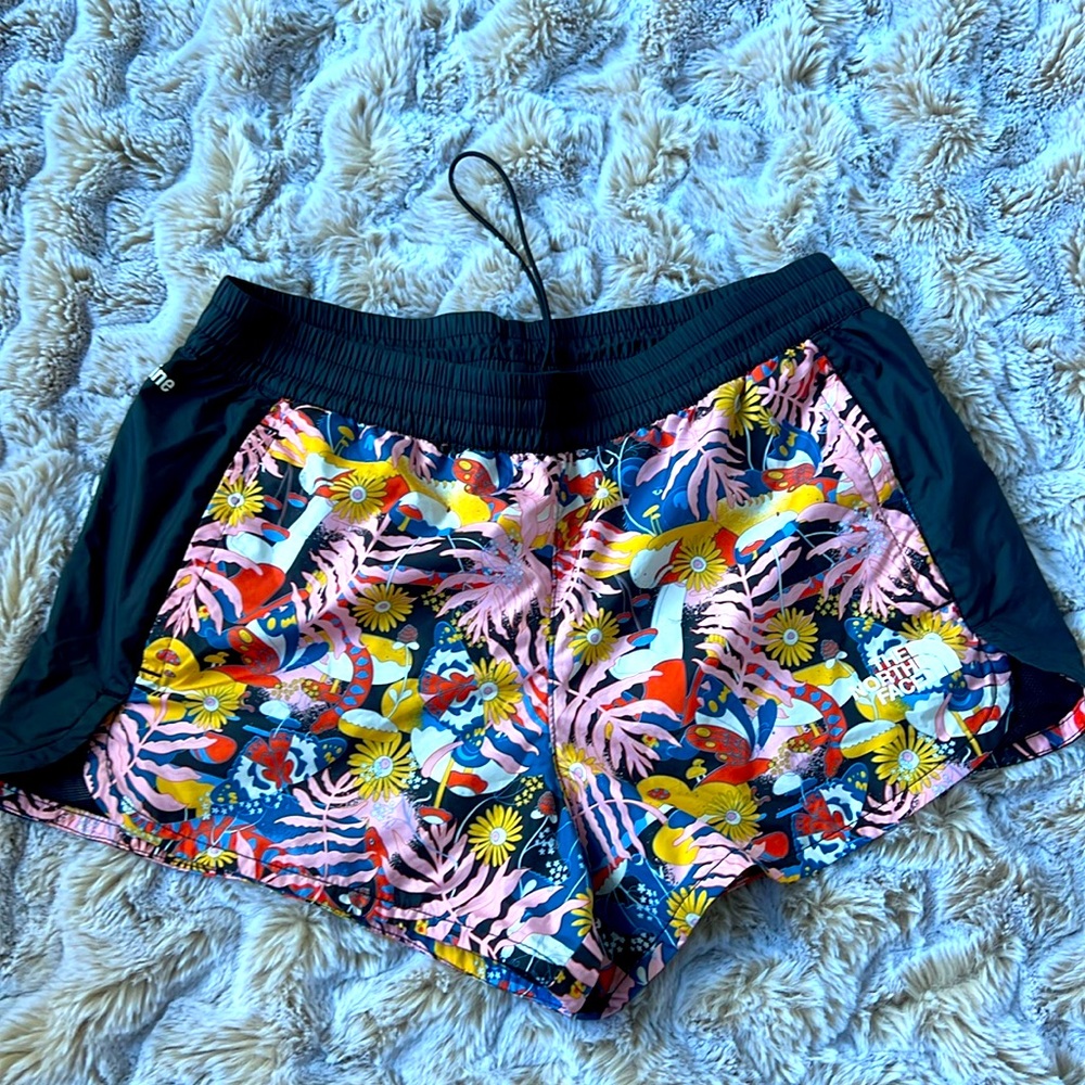 NWOT The North Face “Windwall” Patterned Shorts - Size M
